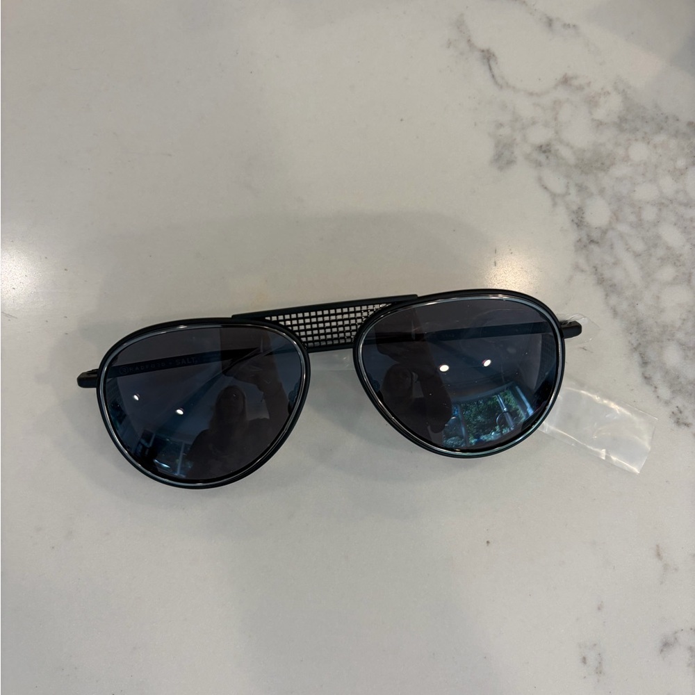 Stylish Black Aviator Sunglasses